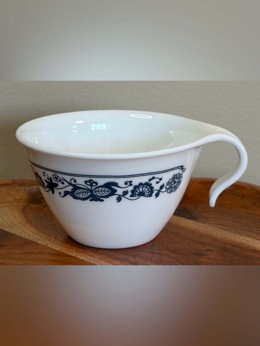 Corelle’s Old Town Blue Onion Hook Handle Cup - Picture 2 of 10